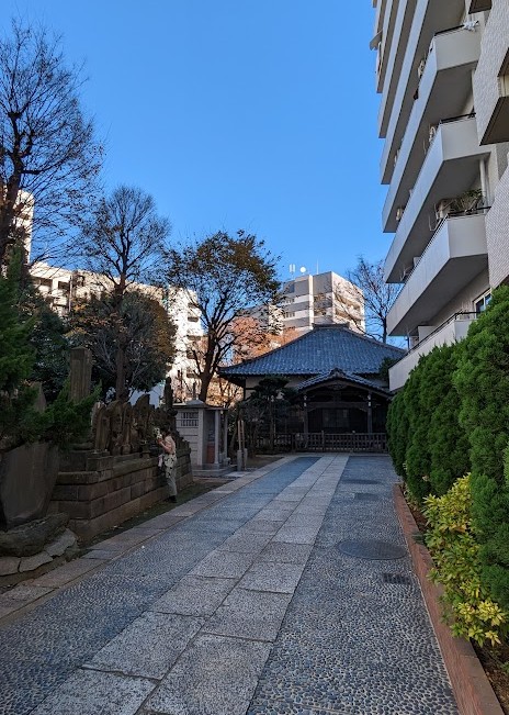 Versteckter Tempel zwischen Hochhäusern in Tokio