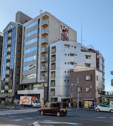 Riesiger Fußball auf einem Gebäude in Tokio