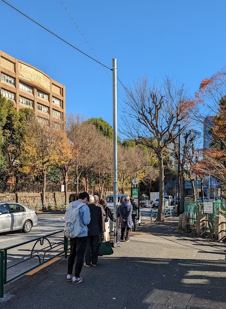 Warteschlange an einer Bushaltestelle in Tokio