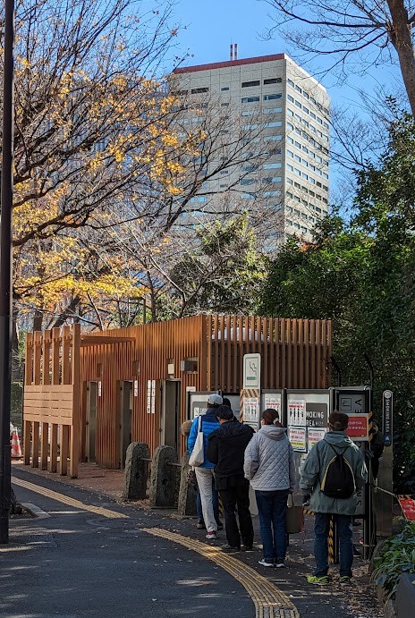 Warteschlange vor einem Raucherbereich in Tokio