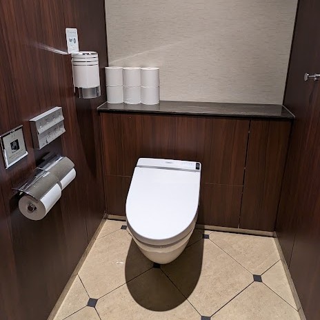 Öffentliche Toilette in einem Shoppingcenter in Tokio
