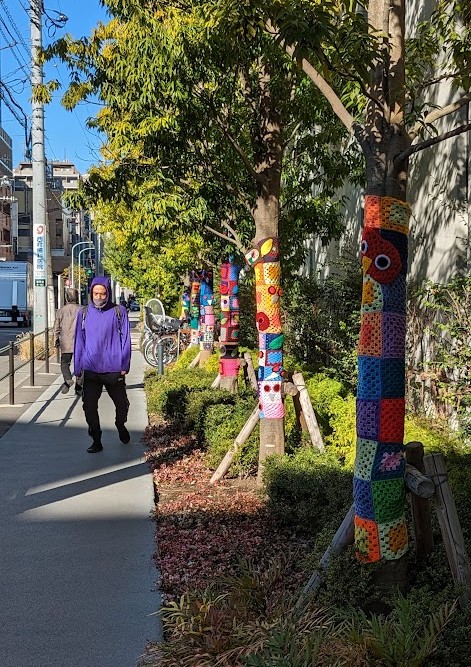 Gestrickte Baumumhüllungen mit Eulen-Motiv in Ikebukuro