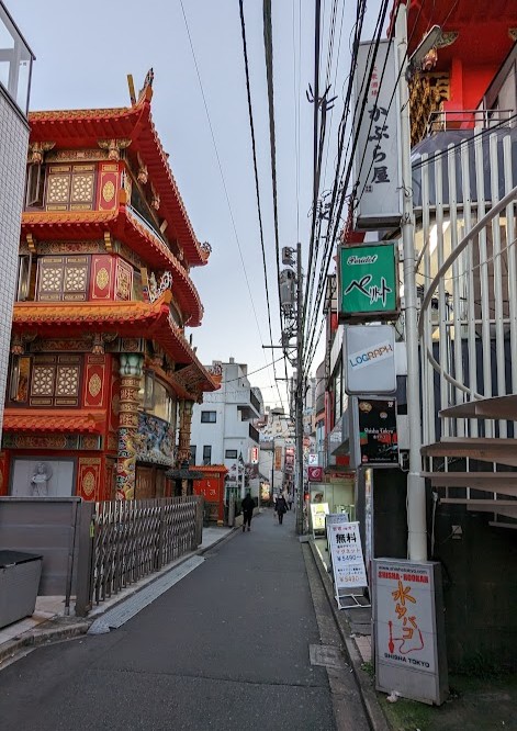 Straße in Shinjuku am späten Nachmittag