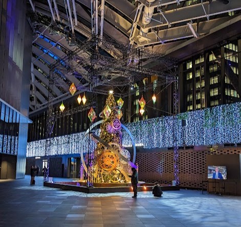 Riesiger Weihnachtsbaum in einer Eventhalle in Shinjuku