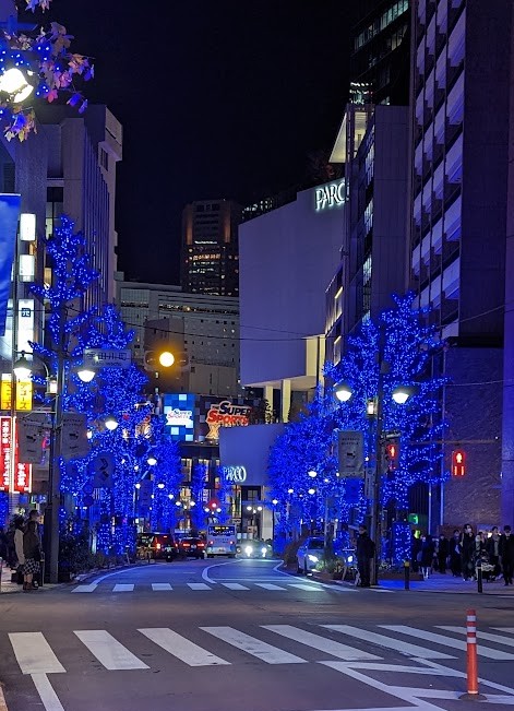 Blau beleuchtete Bäume am Eingang von Shibuya