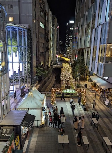 Illuminierter Kanal am Shibuya Stream