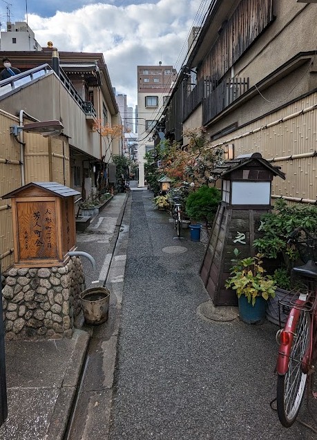 Alter öffentlicher Brunnen in einer Gasse in Nihonbashi