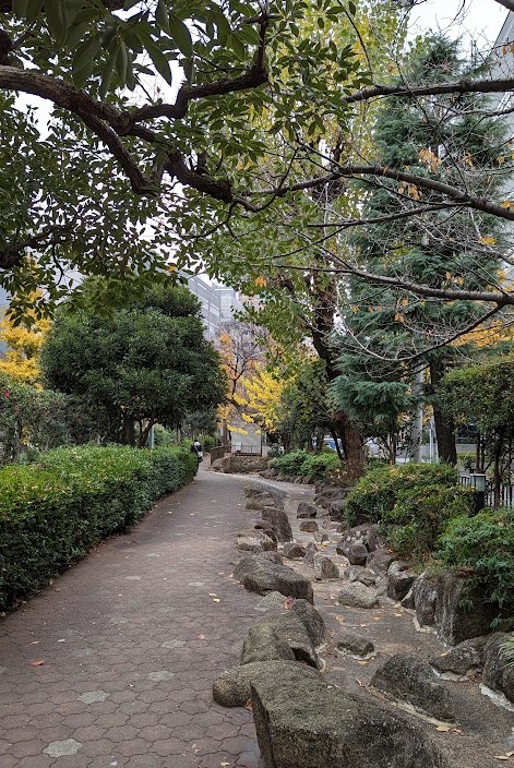 Kleiner Park zwischen den Häusern in Nihonbashi