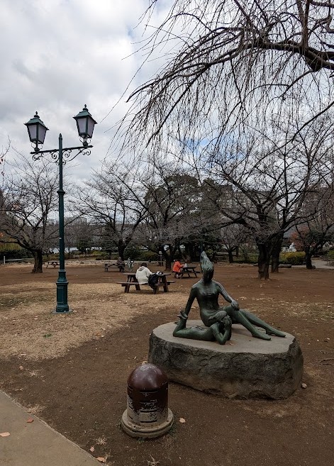 Hamachō-Park mit kahlen Kirschbäumen