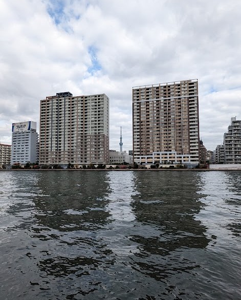 Promenade am Sumida River mit Blick auf den Tokyo Skytree